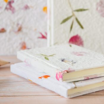 Notitieboekjes met echte bloemen van Olino Paperworks